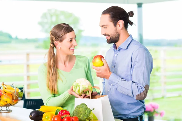 Hombre Mujer Desempacando Frutas Verduras Bolsa Compra Comestibles Cocina Casera —  Fotos de Stock