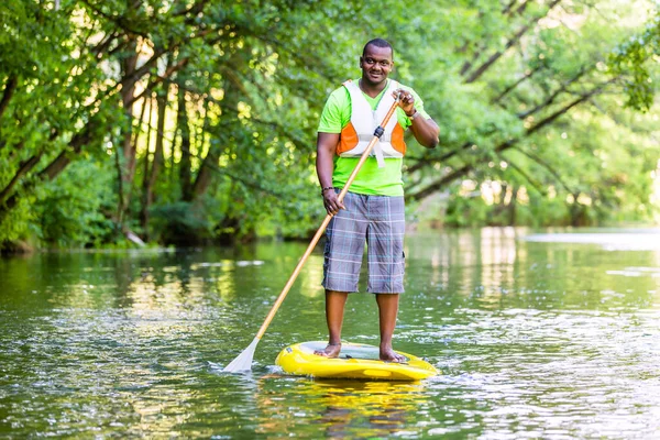 Mann Beim Stehpaddeln Auf Sup Auf Fluss — Stock Photo, Image