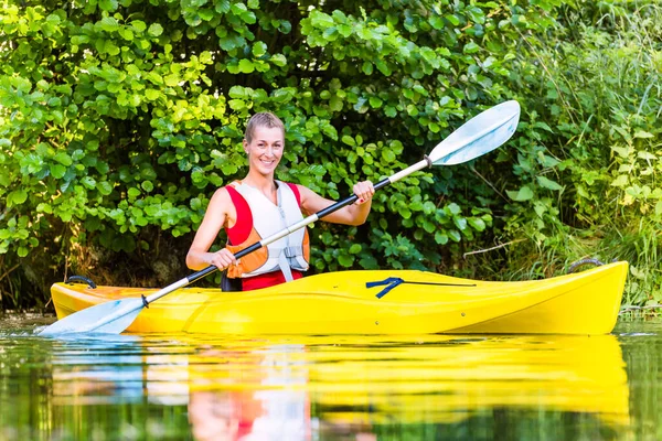 Mujer Conduciendo Con Kayak Río Bosque —  Fotos de Stock