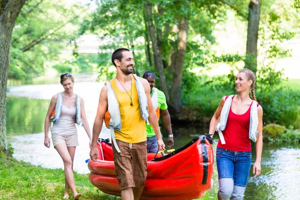 Amigos Que Llevan Kayak Canoa Río Bosque —  Fotos de Stock