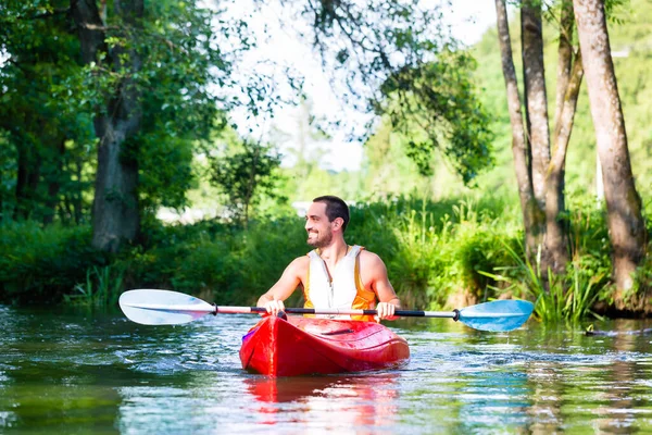 Man Peddelen Met Kano Kajak Rivier — Stockfoto