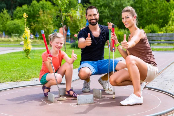 Familjen Spelar Minigolf Sommardagen — Stockfoto