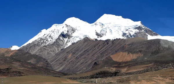 Karlı Dağları Mavi Gökyüzü Olan Tibet Yaylası — Stok fotoğraf