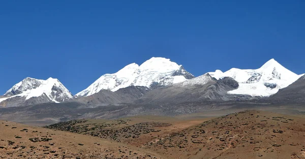 Planalto Tibetano Com Montanhas Nevadas Céu Azul — Fotografia de Stock