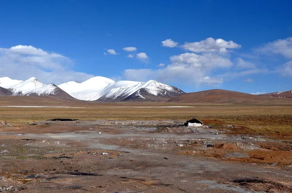 Тибетское Плато Заснеженными Горами Одинокой Юртой — стоковое фото