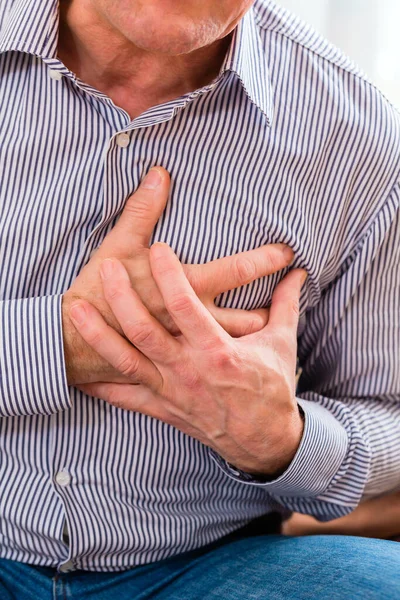 Vecchio Che Tiene Seno Causa Infarto Cardiaco — Foto Stock