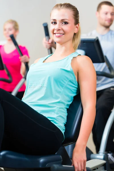 Grupp Fitness Människor Sport Gym Spinning Cyklar — Stockfoto