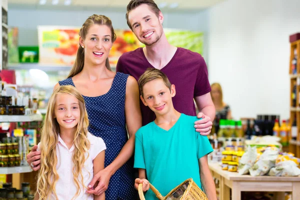 Ouders Kinderen Die Groenten Selecteren Terwijl Boodschappen Doen Biologische Supermarkt — Stockfoto