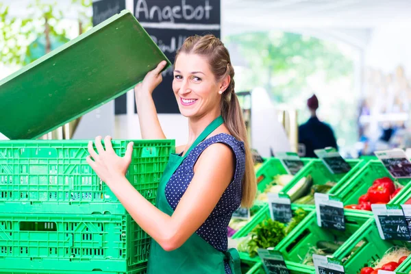 Verkäuferin Supermarkt Füllt Regale Gemüseabteilung — Stockfoto