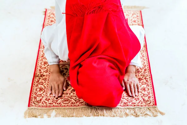 Mulher Muçulmana Asiática Orando Com Alcorão Contas Cadeia Vestindo Vestido — Fotografia de Stock