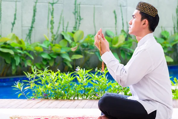 Ásia Muçulmano Homem Orando Tapete Com Contas Cadeia Vestindo Tradicional — Fotografia de Stock