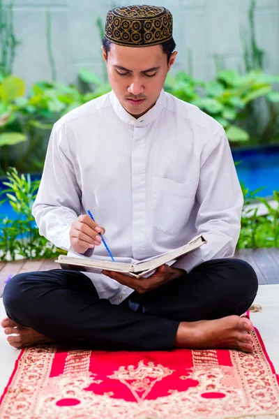 Homem Muçulmano Asiático Lendo Alcorão Alcorão Tapete Oração Vestindo Vestido — Fotografia de Stock