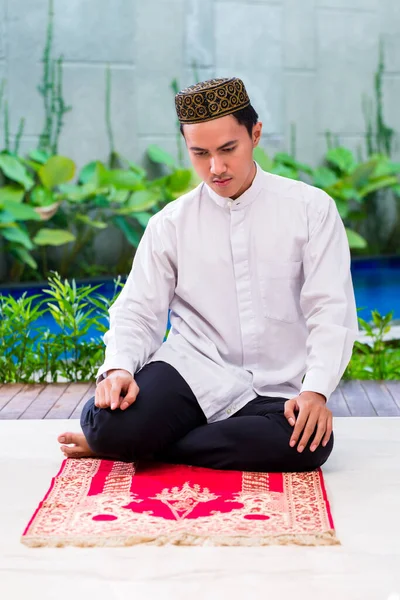 Asiático Muçulmano Homem Orando Tapete Vestindo Vestido Tradicional — Fotografia de Stock