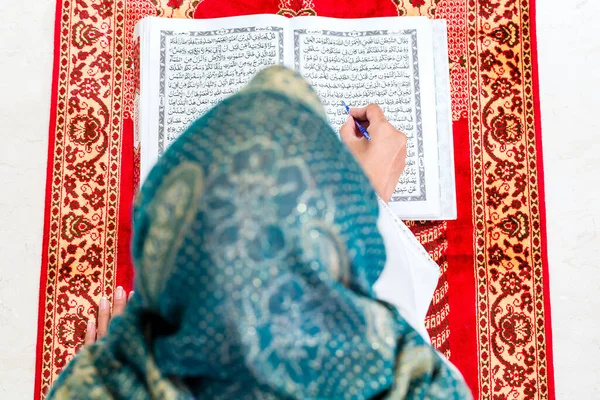 Asiatica Donna Musulmana Che Legge Corano Corano Sul Tappeto Che — Foto Stock