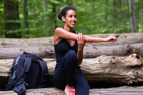 Afrikanska Ung Kvinna Vandring Skog Spår — Stockfoto