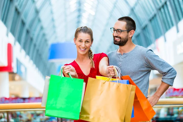 Homem Mulher Shopping Center Com Sacos — Fotografia de Stock