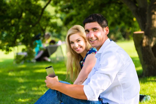 Casal Tomando Selfie Com Telefone Parte — Fotografia de Stock