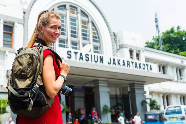Frau Bahnhof Sightseeing Jakarta Indonesien Steht Auf Der Straße — Stockfoto