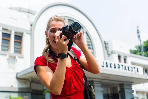 Mulher Fotografando Estação Trem Passear Com Câmera Jacarta Indonésia — Fotografia de Stock