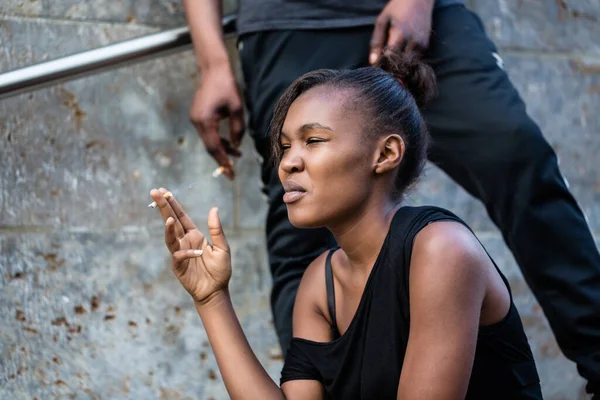 Mladá Africká Americká Žena Muž Kouří Venku Městě — Stock fotografie