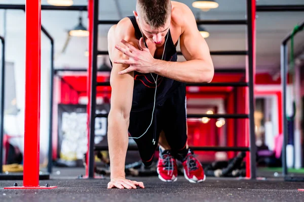 Uomo Che Esercita Facendo Push Sul Pavimento Della Palestra Fitness — Foto Stock