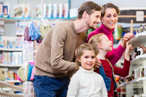 Familia Comprando Juguetes Juguetería Juguetería Pie Estante Eligiendo Figuras — Foto de Stock