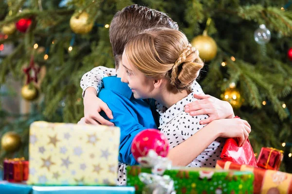 Hermano Hermana Durante Entrega Regalos Deseando Feliz Navidad — Foto de Stock