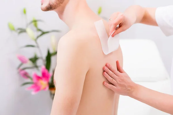 Man Receiving Waxing Hair Removal Beauty Parlor — Stock Photo, Image