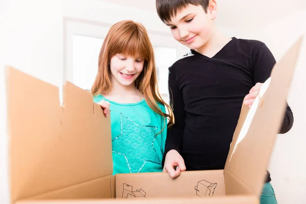 Děti Vybalují Krabice Novém Domově — Stock fotografie