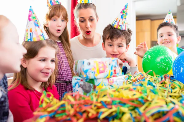 Dziecko Rozpakowywanie Prezent Urodzinowy Przyjaciółmi Domu Urodziny Mama Pomaga — Zdjęcie stockowe