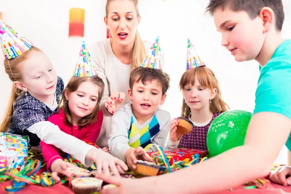 Los Niños Fiesta Cumpleaños Agarrando Magdalenas Pastel Los Niños Están —  Fotos de Stock