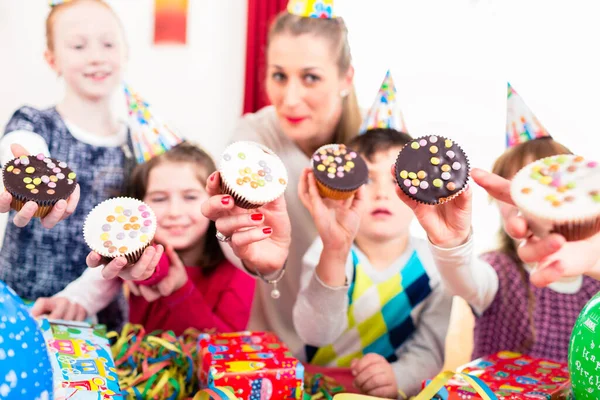 Dzieci Pokazujące Muffinki Aparacie Przyjęciu Urodzinowym Większa Grupa Dzieci Matka — Zdjęcie stockowe