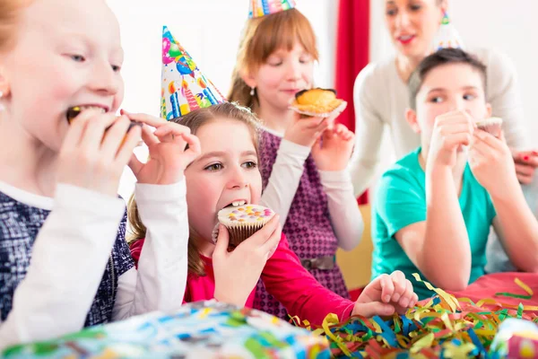 Діти Хапають Кекси День Народження Торт Діти Носять Капелюхи Повітряні — стокове фото