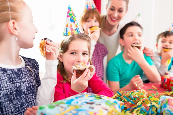 Dzieci Chwytające Muffinki Urodzinach Torcie Dzieci Noszą Kapelusze Balony Papierowe — Zdjęcie stockowe
