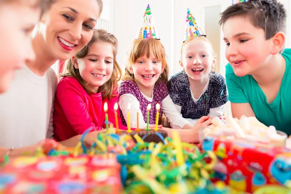 Criança Festa Aniversário Soprando Velas Bolo Que Está Sendo Ajudado — Fotografia de Stock