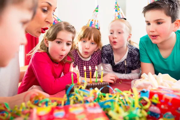 Enfant Fête Anniversaire Soufflant Des Bougies Sur Gâteau Aidé Par — Photo