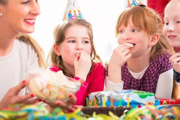 Niños Fiesta Cumpleaños Mordisqueando Caramelos Usando Sombreros Fiesta — Foto de Stock