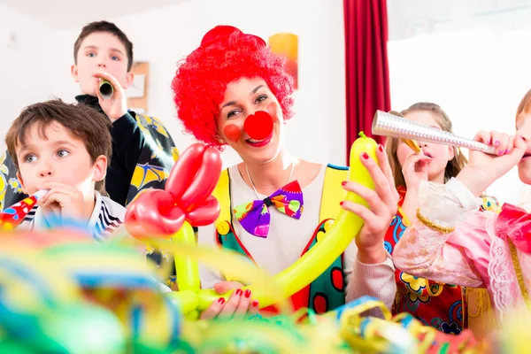 Children Celebrating Birthday Party Noisemakers While Clown Visiting Entertaining Kids — Stock Photo, Image