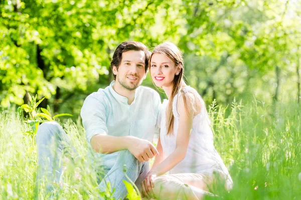 Paar Gras Auf Wiese Sieht Sich — Stockfoto