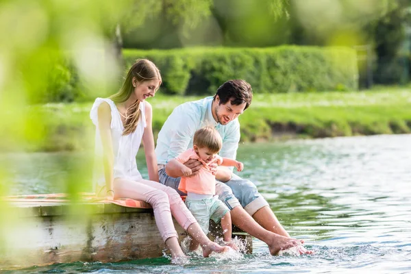 Familia Feliz Sentado Embarcadero Lago Estanque Dejando Que Los Pies — Foto de Stock