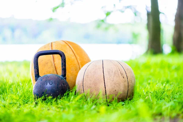 Equipamento Treinamento Grama Bola Kettlebell — Fotografia de Stock