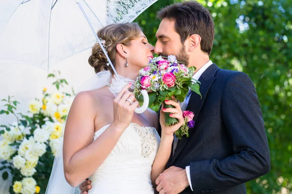 Coppia Nuziale Che Abbraccia Nel Giardino Estivo — Foto Stock