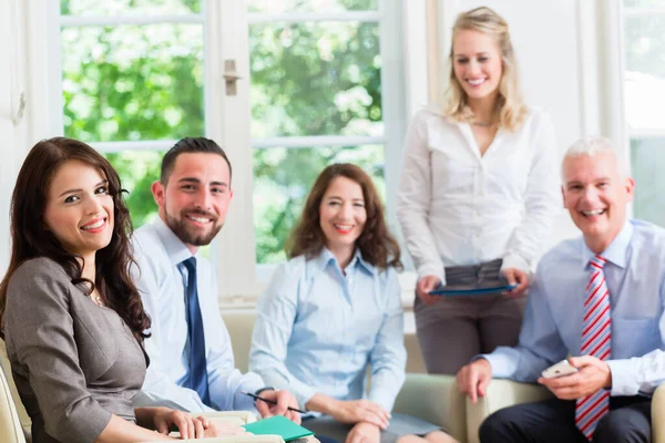 Geschäftsleute Frauen Und Männer Amt Betrachten Die Präsentation — Stockfoto