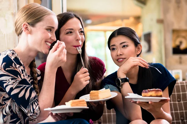 Tres Mujeres Jóvenes Compartiendo Opiniones Ideas Mientras Comen Pastel Interior —  Fotos de Stock