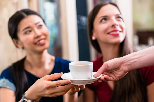 Taza Blanca Café Servida Clientes Jóvenes Interiores —  Fotos de Stock