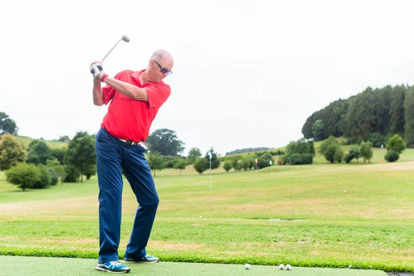 Golfeur Entraînant Son Swing Sur Terrain Golf — Photo