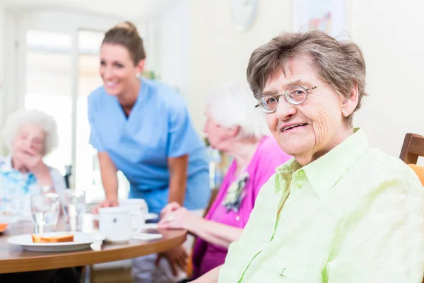 Seniorengruppe Mit Essen Pflegeheim Eine Krankenschwester Serviert — Stockfoto