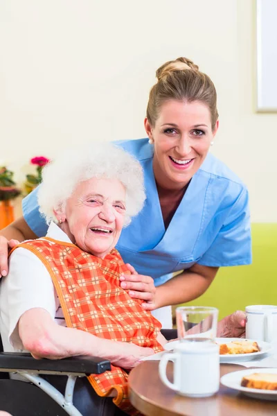 Krankenschwester Mit Seniorin Hilft Beim Essen — Stockfoto