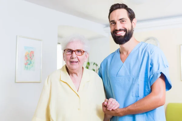 Geriatrische Verpleegkundige Senior Bejaardentehuis — Stockfoto