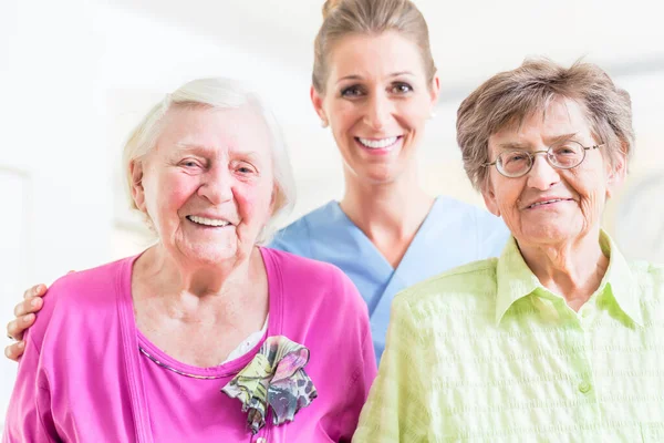 2人のシニア女性を持つ高齢介護看護師 — ストック写真